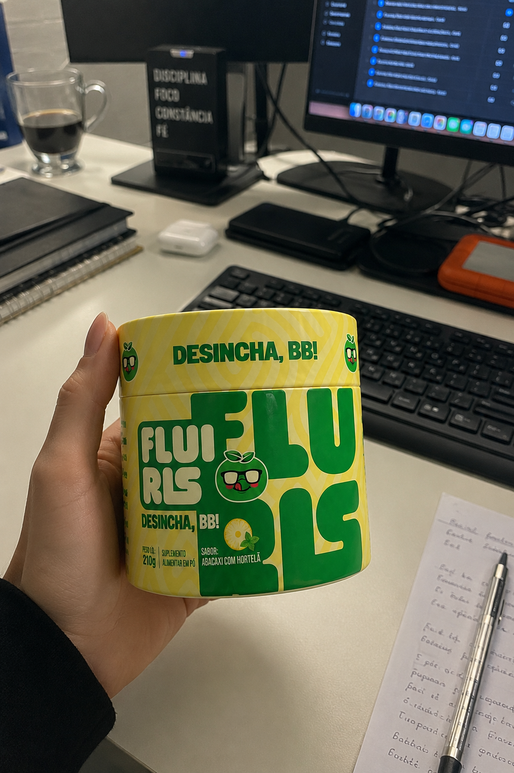 Pote de Fluiris en el escritorio de la oficina